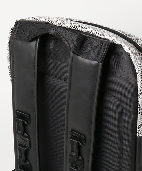 Focused Space（フォーカスドスペース）の「THE VENEER BACKPACK  バックパック デイパック（バックパック/リュック・メンズ・ホワイト/ブラック×ホワイト・ONE SIZE）」の7枚目の写真