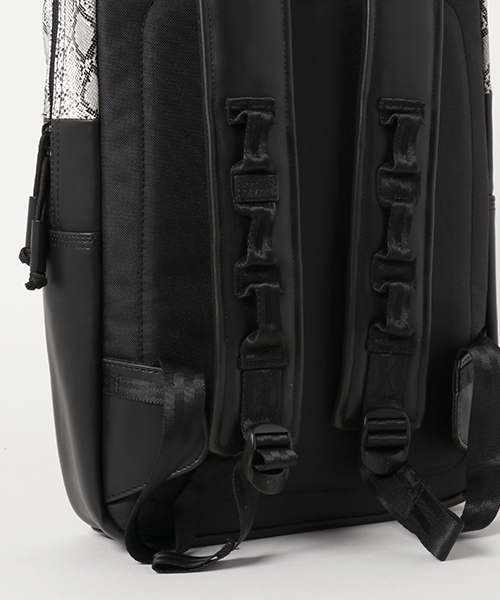 Focused Space（フォーカスドスペース）の「THE VENEER BACKPACK  バックパック デイパック（バックパック/リュック・メンズ・ホワイト/ブラック×ホワイト・ONE SIZE）」の8枚目の写真