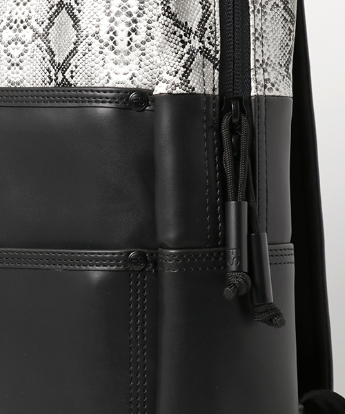 Focused Space（フォーカスドスペース）の「THE VENEER BACKPACK  バックパック デイパック（バックパック/リュック・メンズ・ホワイト/ブラック×ホワイト・ONE SIZE）」の9枚目の写真