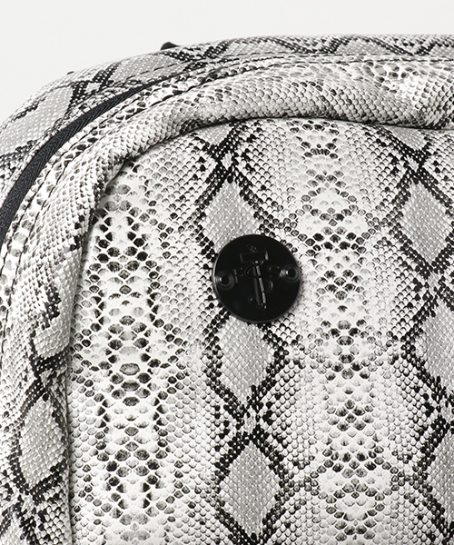 Focused Space（フォーカスドスペース）の「THE VENEER BACKPACK  バックパック デイパック（バックパック/リュック・メンズ・ホワイト/ブラック×ホワイト・ONE SIZE）」の10枚目の写真
