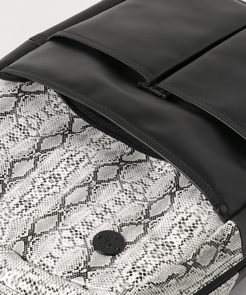 Focused Space（フォーカスドスペース）の「THE VENEER BACKPACK  バックパック デイパック（バックパック/リュック・メンズ・ホワイト/ブラック×ホワイト・ONE SIZE）」の11枚目の写真
