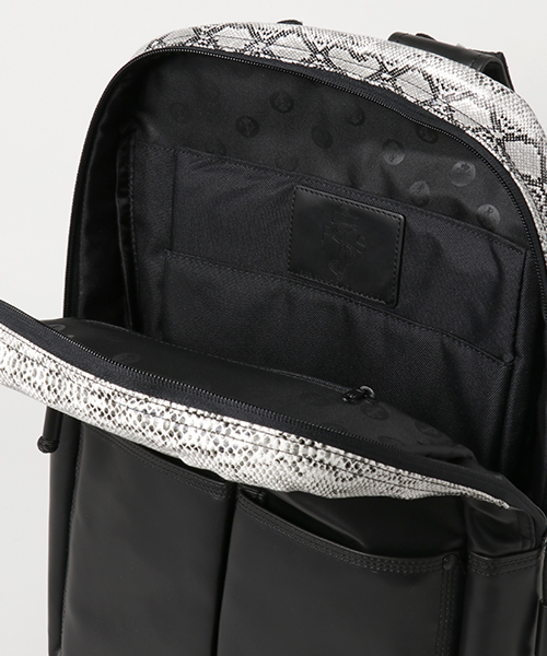 Focused Space（フォーカスドスペース）の「THE VENEER BACKPACK  バックパック デイパック（バックパック/リュック・メンズ・ホワイト/ブラック×ホワイト・ONE SIZE）」の3枚目の写真