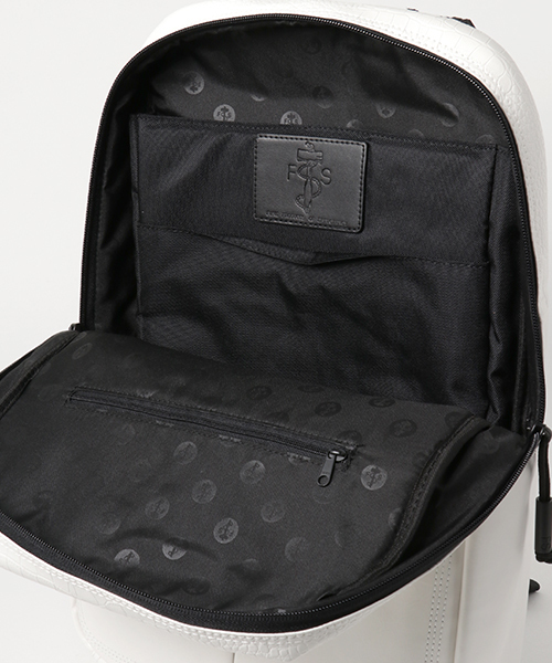 Focused Space（フォーカスドスペース）の「THE VENEER BACKPACK  バックパック デイパック（バックパック/リュック・メンズ・ホワイト/ブラック×ホワイト・ONE SIZE）」の4枚目の写真