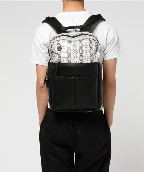 Focused Space（フォーカスドスペース）の「THE VENEER BACKPACK  バックパック デイパック（バックパック/リュック・メンズ・ホワイト/ブラック×ホワイト・ONE SIZE）」の5枚目の写真