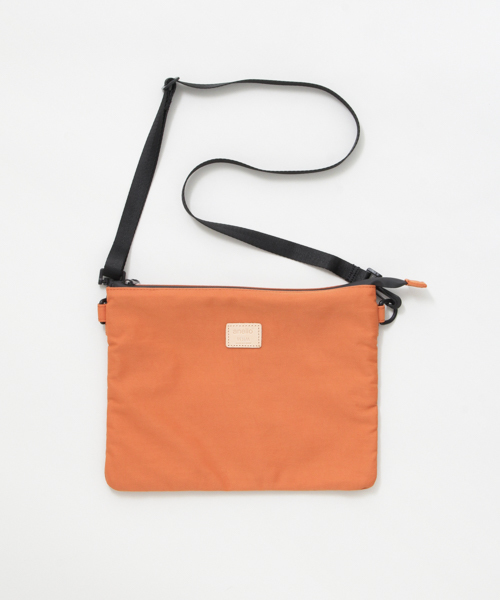 anello(アネロ)の「anello×WORK NOT WORK 別注ナイロンツイルサコッシュ(ショルダーバッグ・メンズ・ブラック/オレンジ/ブルー系その他・FREE)」の3枚目の写真