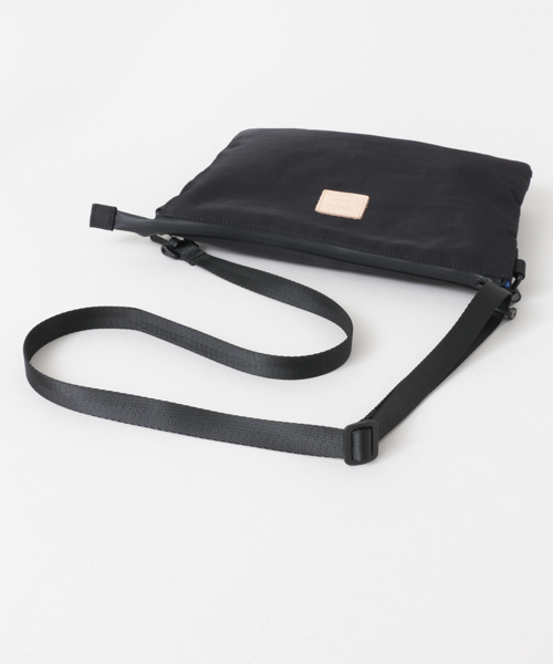 anello(アネロ)の「anello×WORK NOT WORK 別注ナイロンツイルサコッシュ(ショルダーバッグ・メンズ・ブラック/オレンジ/ブルー系その他・FREE)」の6枚目の写真