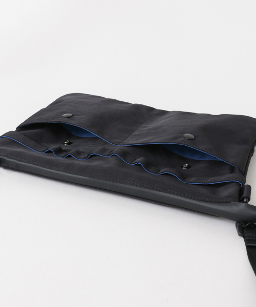 anello(アネロ)の「anello×WORK NOT WORK 別注ナイロンツイルサコッシュ(ショルダーバッグ・メンズ・ブラック/オレンジ/ブルー系その他・FREE)」の10枚目の写真