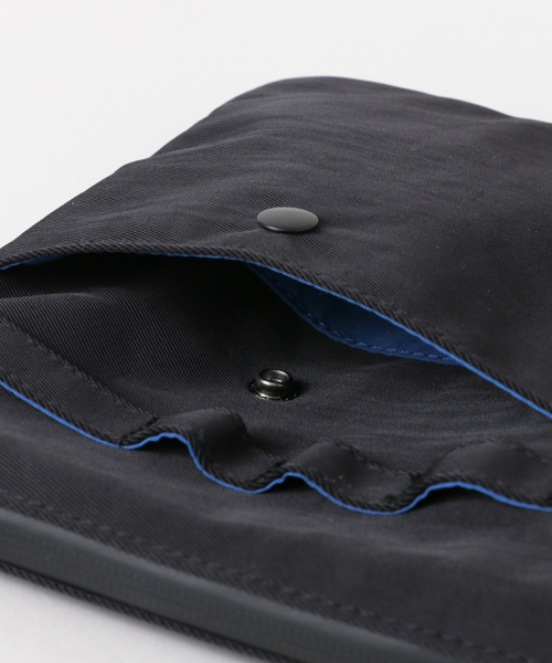 anello(アネロ)の「anello×WORK NOT WORK 別注ナイロンツイルサコッシュ(ショルダーバッグ・メンズ・ブラック/オレンジ/ブルー系その他・FREE)」の12枚目の写真