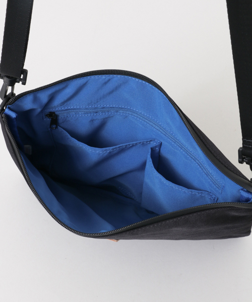 anello(アネロ)の「anello×WORK NOT WORK 別注ナイロンツイルサコッシュ(ショルダーバッグ・メンズ・ブラック/オレンジ/ブルー系その他・FREE)」の13枚目の写真