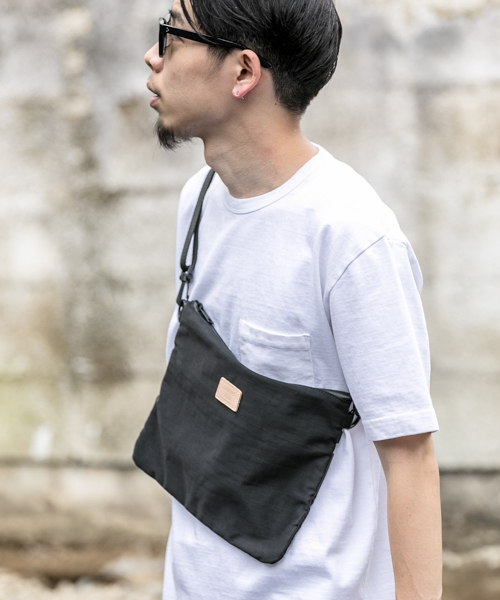 anello(アネロ)の「anello×WORK NOT WORK 別注ナイロンツイルサコッシュ(ショルダーバッグ・メンズ・ブラック/オレンジ/ブルー系その他・FREE)」の22枚目の写真