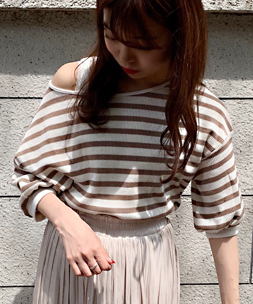 apres jour（アプレジュール）の「2WAYワッフル袖ボリュームトップス【ZOZOTOWN限定アイテム】（Tシャツ/カットソー・レディース・ブラック/ベージュ/オフホワイト/ブルー/ホワイト系その他/ピンク系その他/スモークピンク・フリー）」の4枚目の写真