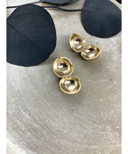 ulu（ウル）の「Circle ball pierce（mat type)（ピアス（両耳用）・レディース・ゴールド・ONESIZE）」の2枚目の写真