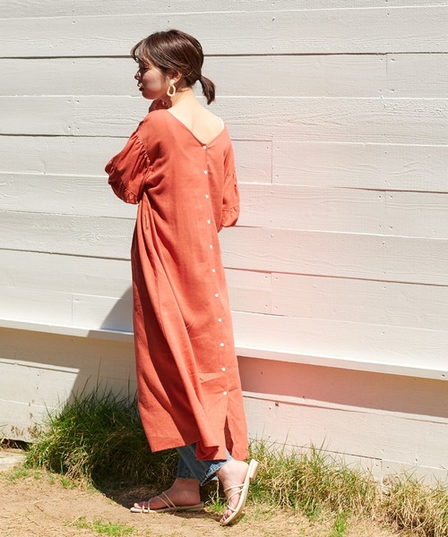 natural couture(ナチュラルクチュール)の「【WEB限定カラー有り】ラフィアバックル大人リネンワンピース(ワンピース・レディース・ブラック/ベージュ/オレンジ/アイボリー・FREE)」の4枚目の写真