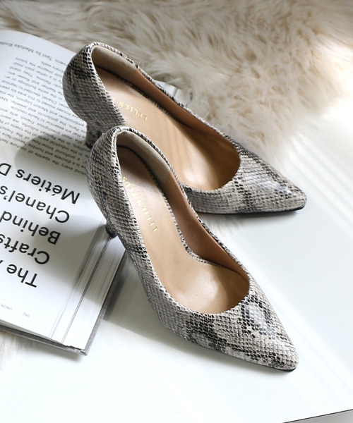 AmiAmi（アミアミ）の「8.5㎝ヒール美脚ポインテッドトゥパンプス（パンプス・レディース・ブラック/ライトグレー/シルバーグレー/シルバー/ブラック系その他/ブラック系その他2/ベージュ系その他/グレイッシュベージュ/ベージュ系その他2/ベージュ系その他3/ライトベージュ/ピンクベージュ/ブラック系その他3/グレイッシュブルー/キャメル/モスグリーン/パイソン/ベージュ系その他4/シルバー系その他/ベージュ/ベージュ系その他5・LL/L/S/SS/M/3S/4S）」の21枚目の写真