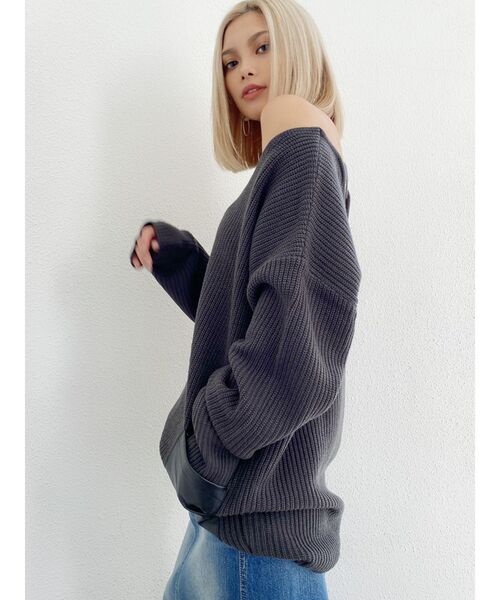 GYDA（ジェイダ）の「ECOレザーポケットニット TOPS（ニット/セーター・レディース・チャコールグレー/ベージュ/オフホワイト・FREE）」の9枚目の写真