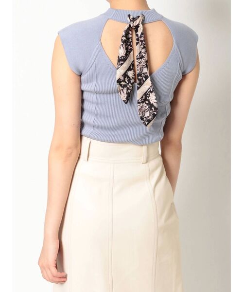 MERCURYDUO（マーキュリーデュオ）の「スカーフ付ノースリーブバックシャンニット（ニット/セーター・レディース・オフホワイト/ブラック/ブルー/ベージュ・FREE）」の4枚目の写真