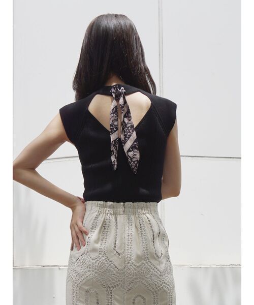 MERCURYDUO（マーキュリーデュオ）の「スカーフ付ノースリーブバックシャンニット（ニット/セーター・レディース・オフホワイト/ブラック/ブルー/ベージュ・FREE）」の3枚目の写真