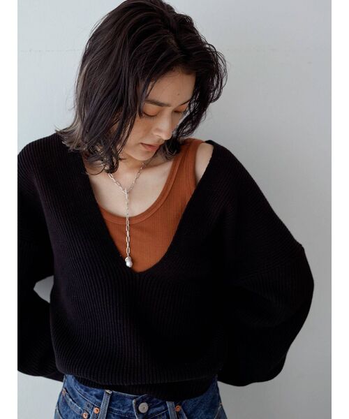 Ungrid（アングリッド）の「デザインＶネックニット（ニット/セーター・レディース・ブラック/オフホワイト/ブラウン・FREE）」の4枚目の写真