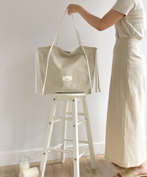 mimi toujours（ミミトゥジュール）の「トートバッグ パイピング サイドリボン omom×mimi toujours（トートバッグ・レディース・ホワイト/ベージュ・F）」の2枚目の写真