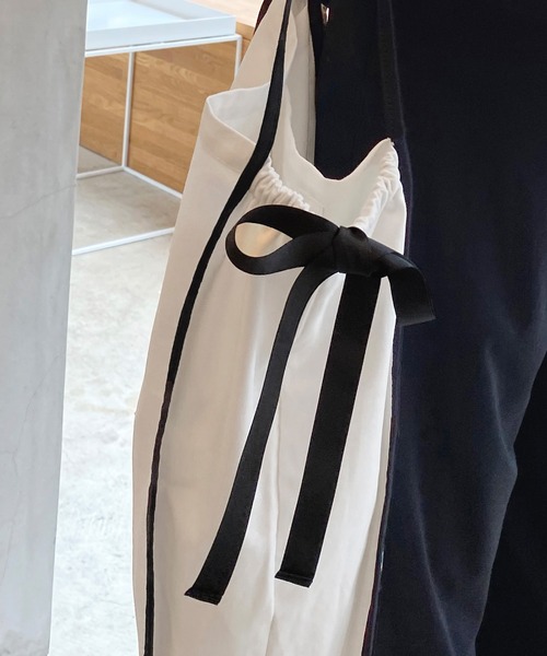 mimi toujours（ミミトゥジュール）の「トートバッグ パイピング サイドリボン omom×mimi toujours（トートバッグ・レディース・ホワイト/ベージュ・F）」の4枚目の写真