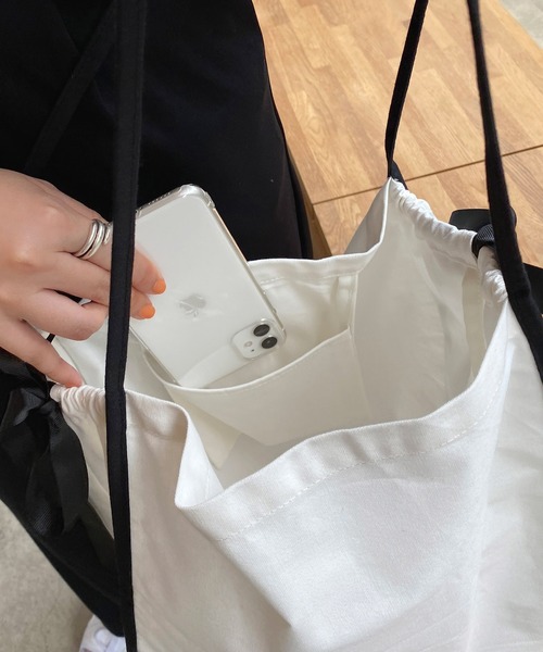 mimi toujours（ミミトゥジュール）の「トートバッグ パイピング サイドリボン omom×mimi toujours（トートバッグ・レディース・ホワイト/ベージュ・F）」の5枚目の写真