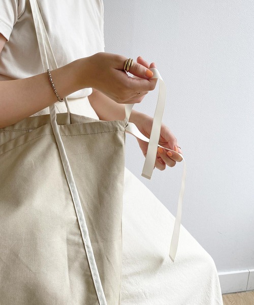 mimi toujours（ミミトゥジュール）の「トートバッグ パイピング サイドリボン omom×mimi toujours（トートバッグ・レディース・ホワイト/ベージュ・F）」の11枚目の写真