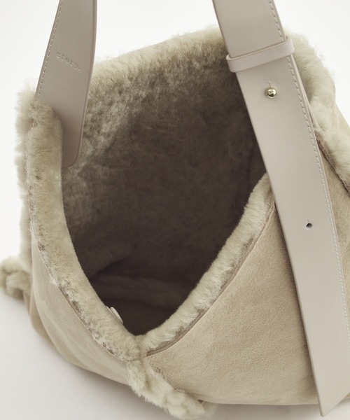 LAZY SUSAN（レイジースーザン）の「バッグ　story. /ストーリー　リバーシブルムートン（ショルダーバッグ・レディース・アイボリー/グレー・FREE）」の8枚目の写真
