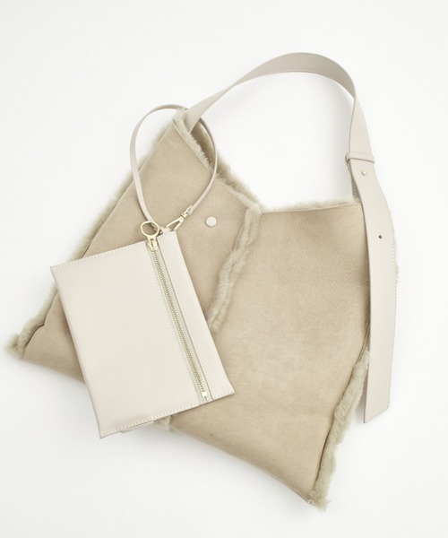 LAZY SUSAN（レイジースーザン）の「バッグ　story. /ストーリー　リバーシブルムートン（ショルダーバッグ・レディース・アイボリー/グレー・FREE）」の6枚目の写真