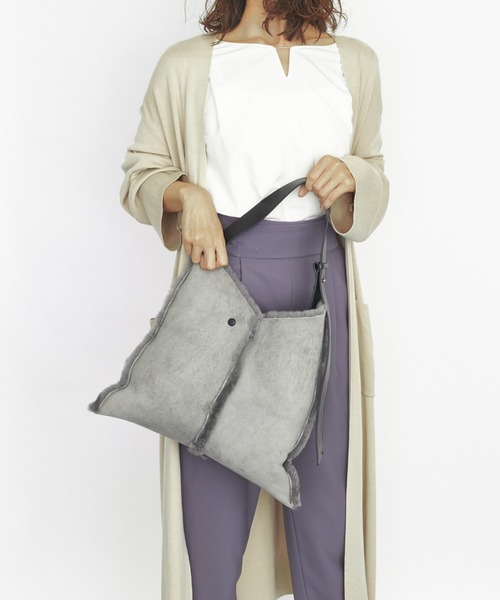 LAZY SUSAN（レイジースーザン）の「バッグ　story. /ストーリー　リバーシブルムートン（ショルダーバッグ・レディース・アイボリー/グレー・FREE）」の16枚目の写真