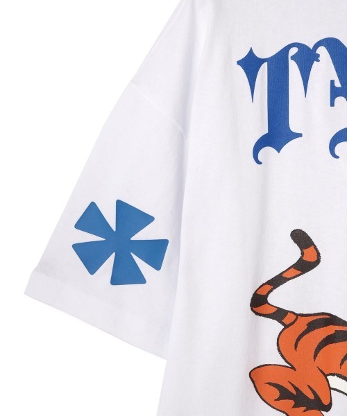 Evae mob（エヴァーモブ）の「EVAEMOB＋TYGA/エバーモブ＋タイガ/Tyga Collaboration Tee//コラボレーションTシャツ（Tシャツ/カットソー・メンズ・ホワイト・X-LARGE/LARGE）」の6枚目の写真