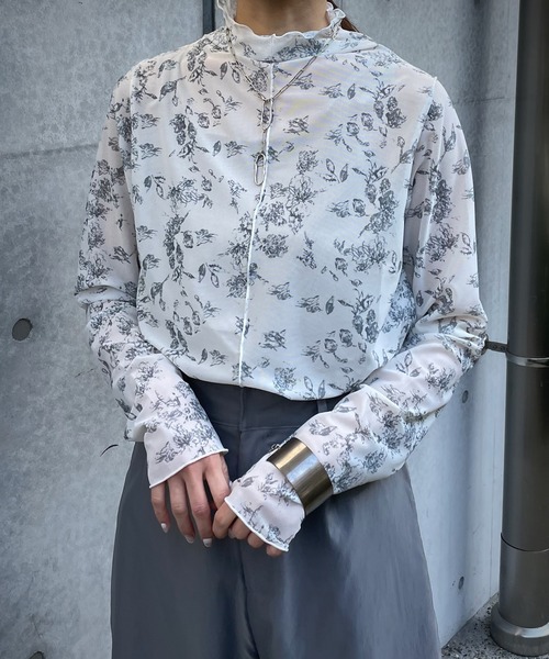 &g'aime（アンジェム）の「【＆g'aime】花柄シアータートルネック（Tシャツ/カットソー・レディース・ホワイト/ブラック/チャコール・FREE）」の9枚目の写真