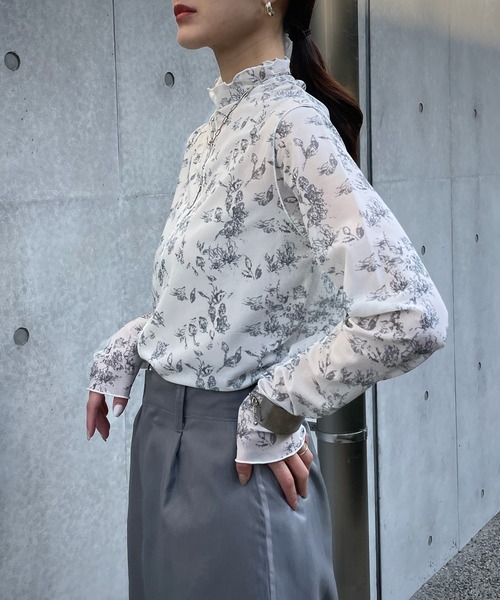 &g'aime（アンジェム）の「【＆g'aime】花柄シアータートルネック（Tシャツ/カットソー・レディース・ホワイト/ブラック/チャコール・FREE）」の8枚目の写真