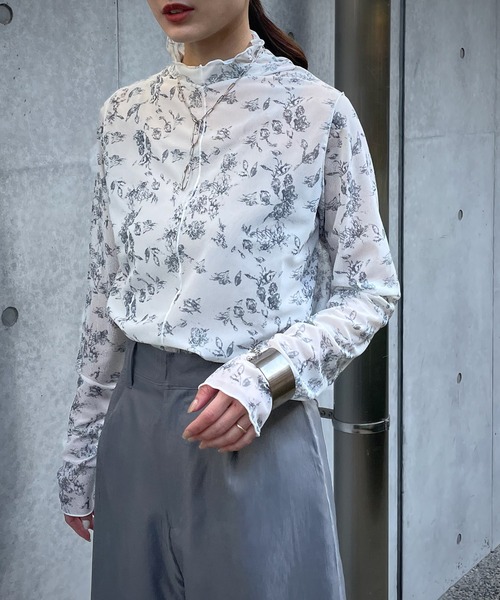 &g'aime（アンジェム）の「【＆g'aime】花柄シアータートルネック（Tシャツ/カットソー・レディース・ホワイト/ブラック/チャコール・FREE）」の7枚目の写真