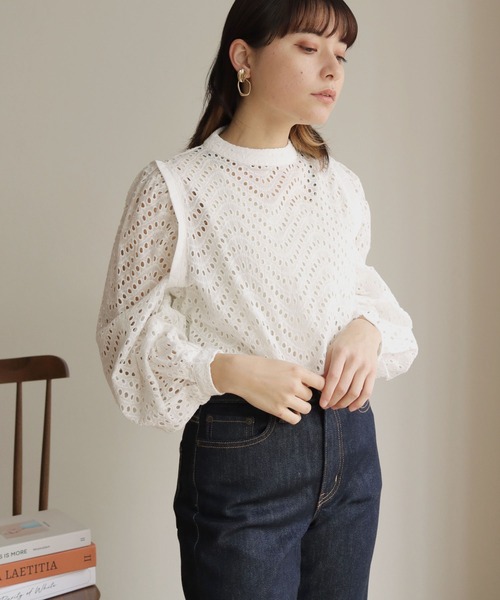 HER CLOSET(ハークローゼット)の「【shemoshelly】カットレースボリュームスリーブブラウス(シャツ/ブラウス・レディース・ブラック/オフホワイト/モカ/グレイッシュベージュ・M)」の2枚目の写真