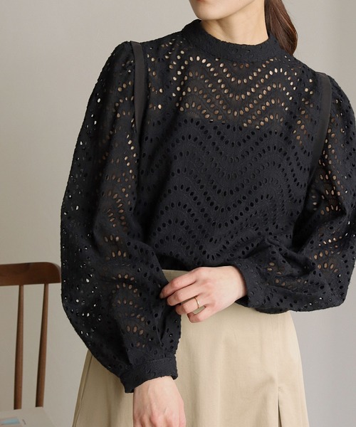 HER CLOSET(ハークローゼット)の「【shemoshelly】カットレースボリュームスリーブブラウス(シャツ/ブラウス・レディース・ブラック/オフホワイト/モカ/グレイッシュベージュ・M)」の3枚目の写真