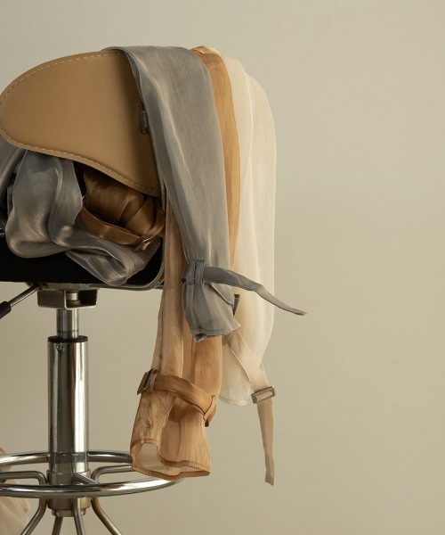 lawgy（ラウジー）の「shiny sheer shirt（シャツ/ブラウス・レディース・ブラウン/グレー/アイボリー・FREE）」の11枚目の写真