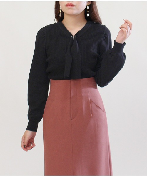 ASTORIA ODIER（アストリアオディール）の「2wayボウタイニットプルオーバー（ニット/セーター・レディース・ベージュ/モカ/ホワイト/ブラック/ピンクベージュ・MEDIUM/LARGE）」の2枚目の写真