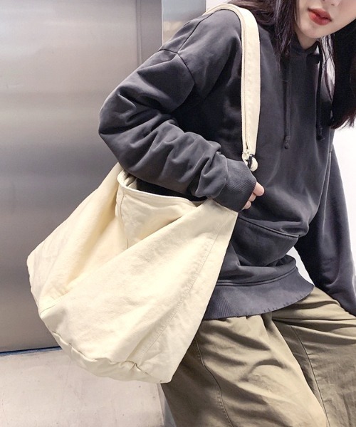 wears(ウェアーズ)の「キャンバスビッグショルダーバッグ(ショルダーバッグ・レディース・アイボリー/ブラック・FREE)」の5枚目の写真