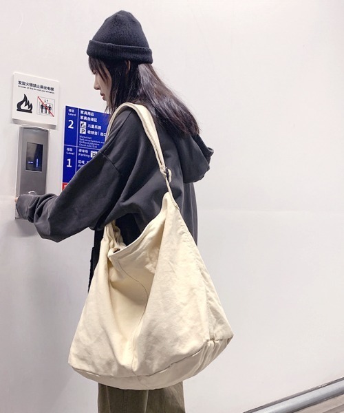 wears(ウェアーズ)の「キャンバスビッグショルダーバッグ(ショルダーバッグ・レディース・アイボリー/ブラック・FREE)」の9枚目の写真