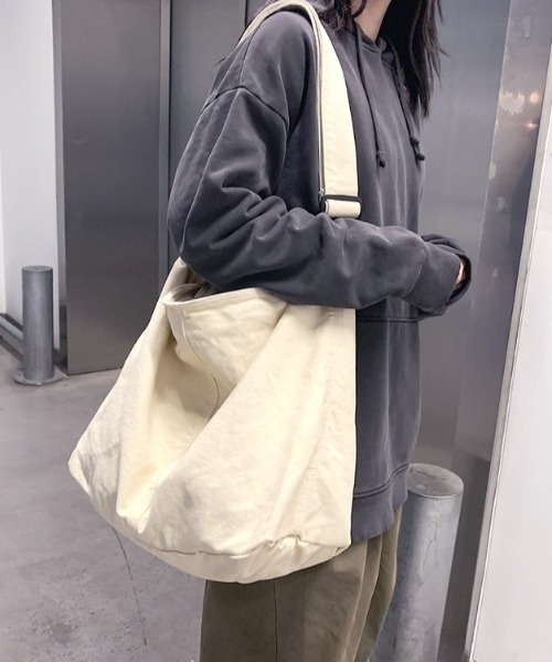wears(ウェアーズ)の「キャンバスビッグショルダーバッグ(ショルダーバッグ・レディース・アイボリー/ブラック・FREE)」の6枚目の写真