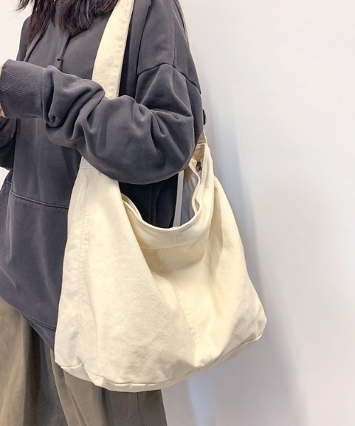 wears(ウェアーズ)の「キャンバスビッグショルダーバッグ(ショルダーバッグ・レディース・アイボリー/ブラック・FREE)」の7枚目の写真