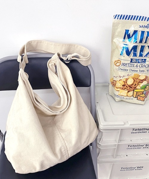 wears(ウェアーズ)の「キャンバスビッグショルダーバッグ(ショルダーバッグ・レディース・アイボリー/ブラック・FREE)」の3枚目の写真