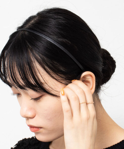 NOLLEY’S（ノーリーズ）の「フェイクレザー細カチューシャ（カチューシャ・レディース・ブラック・FREE）」の2枚目の写真