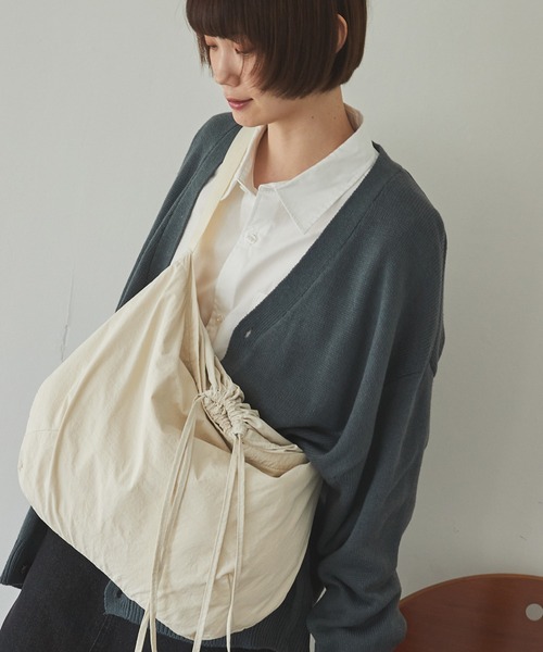 MONO-MART（モノマート）の「ドローストリングショルダーバック（ショルダーバッグ・レディース・ライトベージュ/ブラック/グレー・FREE）」の3枚目の写真