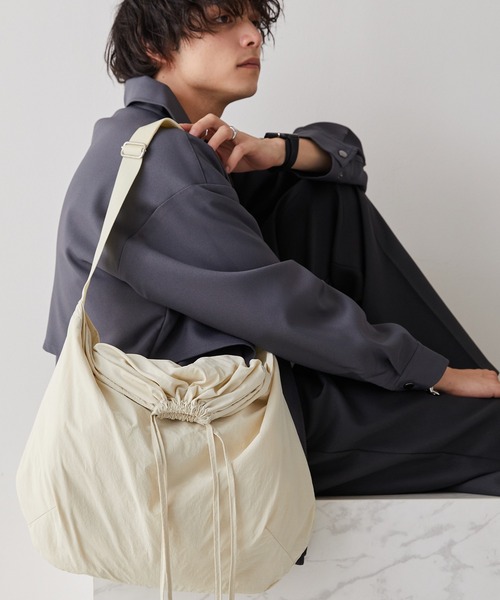 MONO-MART（モノマート）の「ドローストリングショルダーバック（ショルダーバッグ・レディース・ライトベージュ/ブラック/グレー・FREE）」の13枚目の写真