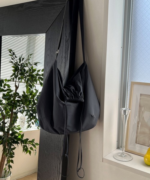 MONO-MART（モノマート）の「ドローストリングショルダーバック（ショルダーバッグ・レディース・ライトベージュ/ブラック/グレー・FREE）」の7枚目の写真