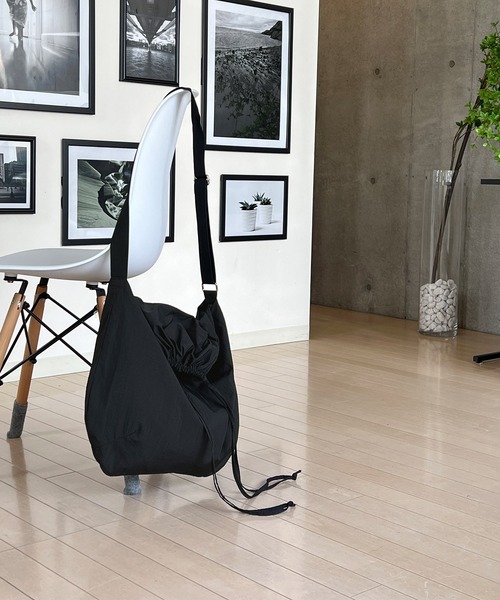 MONO-MART（モノマート）の「ドローストリングショルダーバック（ショルダーバッグ・レディース・ライトベージュ/ブラック/グレー・FREE）」の4枚目の写真