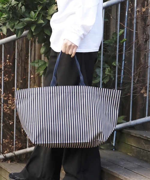 HOLLINGWORTH COUNTRY OUTFITTERS(ホリングワース カントリーアウトフィッターズ)の「HOLLINGWORTH COUNTRY OUTFITTER/ホリングワース カントリーアウトフィッターズ Web Handle Deckchair Stripe Tote L トートバッグ(トートバッグ・レディース・ネイビー/グリーン系2/サンドベージュ/グリーン系1・FREE)」の5枚目の写真