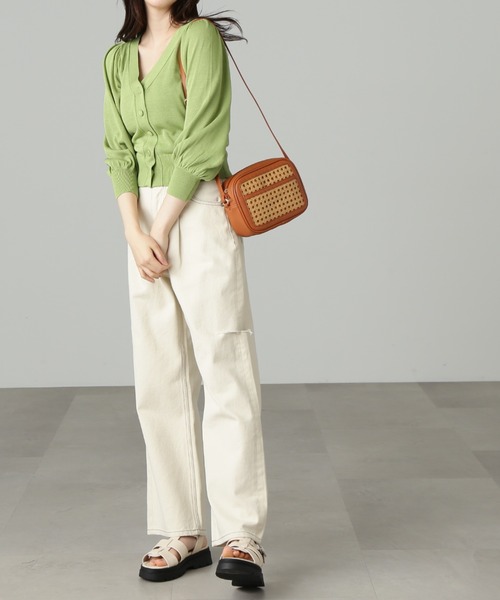 FREE'S MART(フリーズマート)の「【3サイズ展開XS-M】サイドカットタックワイドデニムパンツ【低身長サイズ有】(デニムパンツ・レディース・ブルー系その他2/ホワイト・MEDIUM/SMALL/X-SMALL)」の4枚目の写真