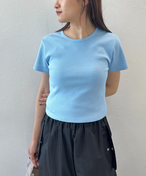 FOREVER 21(フォーエバー トゥエンティーワン)の「【BASIC】クロップドTシャツ(Tシャツ/カットソー・レディース・オレンジ/ライトインディゴブルー/オフホワイト/ブラック・SMALL/MEDIUM)」の3枚目の写真